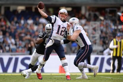 Brady durante el partido contra Raiders. 