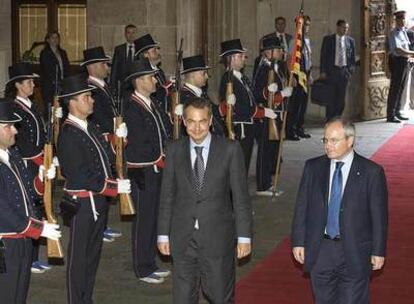 Zapatero y Montilla pasan revista a una formación de los Mossos d&#39;Esquadra a la entrada del Palau de la Generalitat.