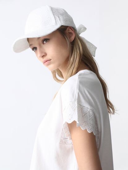 La gorra también puede ser un complemento de estética romántica y esta de Lefties, con motivos calados y un lazo para ajustarla a la cabeza lo demuestra.

7,99€