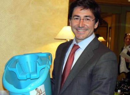 Íñigo Duque, director general de Curver Iberia, celebra con el cubo Cómodo el 50º aniversario de la fregona.