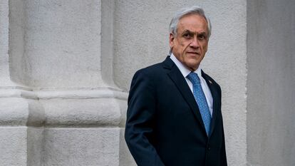 Sin embargo, sus Gobiernos también fueron duramente criticados por amplios sectores de la población chilena, principalmente por su rol en la crisis social acontecida en octubre de 2019. En la imagen, Piñera a las afueras del palacio de La Moneda, semanas antes del inicio de las protestas de 2019.