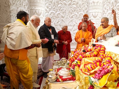 El primer ministro de la India, Narendra Modi, asiste a la inauguración de un gran templo al rey-dios hindú Ram, en Ayodhya, India, el 22 de enero de 2024.
