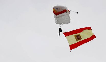 Un paracaidista que porta la bandera de España al inicio del desfile del 12 de Octubre.