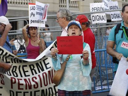 Manifestació de pensionistes davant del Congrés dels Diputats.