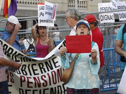 Manifestació de pensionistes davant del Congrés dels Diputats.