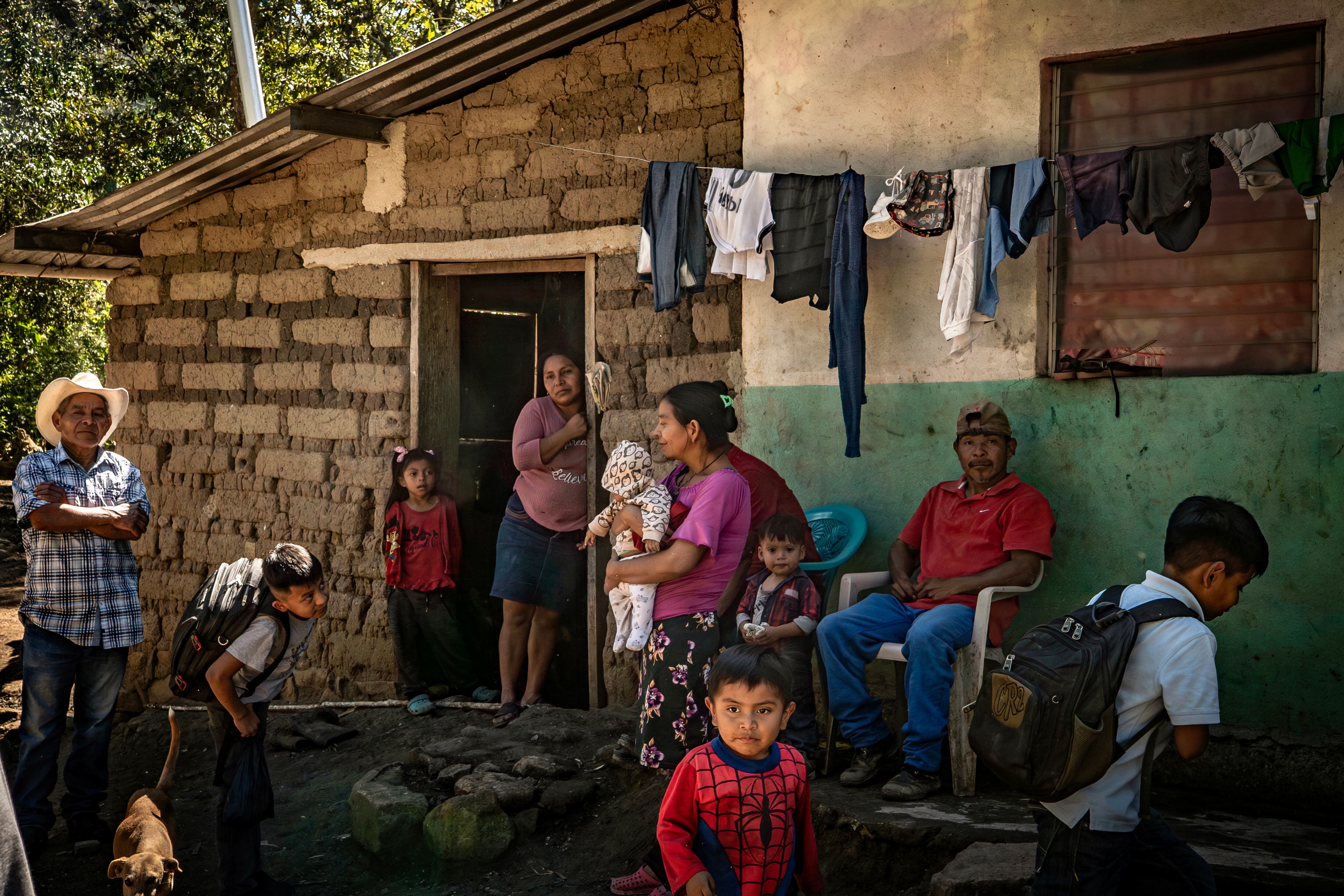 Pobladores de la comunidad Río Blanco, en Intibucá, el 11 de febrero de 2026. 