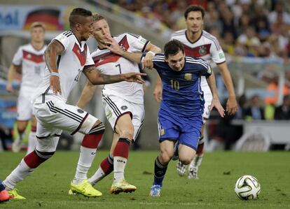 13 de julio de 2014. El argentino Lionel Messi, rodeado de alemanes, en la final en el estadio Maracaná de Río de Janeiro. Alemania ganó con un gol de Götze en el minuto 113.