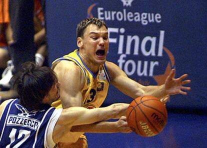 Pozzecco, de espaldas, y Jasikevicius, en una jugada del partido.