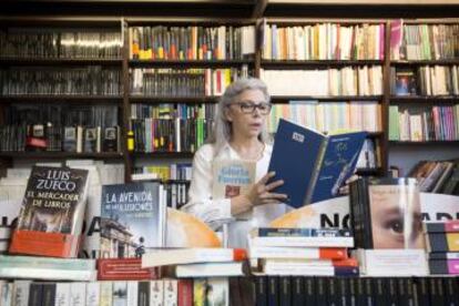 La actriz Kiti Manver en la librería Proteo de Málaga.