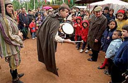 Actores ataviados con trajes de época participaban ayer en el IV Gran Mercado Medieval, en el parque de la Vaguada.