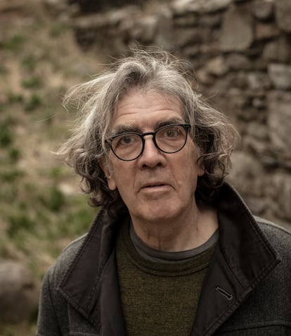 El escritor Eduardo Lago, fotografiado en el Irish Hunger Memorial, en Nueva York