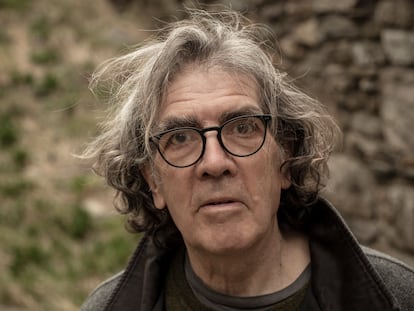 El escritor Eduardo Lago, fotografiado en el Irish Hunger Memorial, en Nueva York