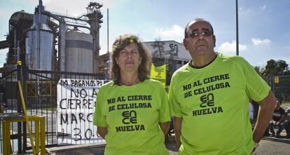 Manuela Robles y Juan Martinez, ante la factor&iacute;a de Ence en Huelva que cesa su actividad como celulosa.