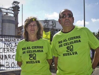 Manuela Robles y Juan Martinez, ante la factor&iacute;a de Ence en Huelva que cesa su actividad como celulosa.
