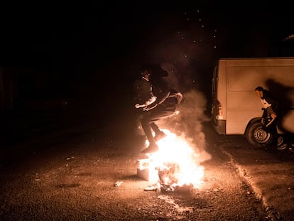 Para calentarse durante la noche antes de que den las 12 y salga la gente a la calle con petardos y fuegos artificiales, los chavales se calientan con pequeñas hogueras en la calle.