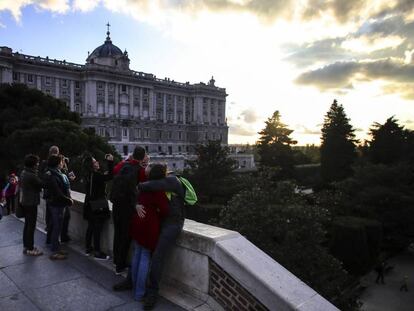 Turistas en el entorno del Palacio Real.