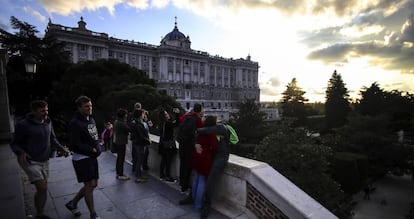 Turistas en el entorno del Palacio Real.