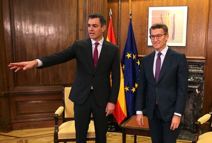 El presidente del Gobierno, Pedro Sánchez, y el lider del PP, Alberto Núñez Feijóo, en el Congreso, el 22 de diciembre.