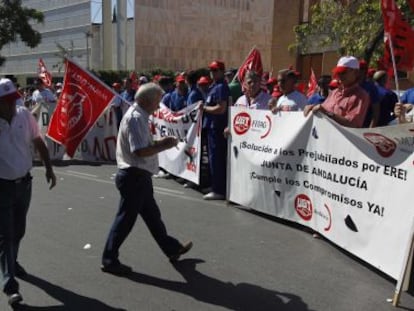 Protesta de prejubilados de los ERE en la Consejería de Economía.