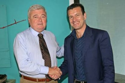 Dunga (derecha), este lunes en Río de Janeiro, junto al presidente de la CBF Ricardo Teixeira, tras el anuncio de que el ex futbolista será el nuevo seleccionador de Brasil.