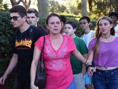 Mães e estudantes, nesta quarta-feira, na escola da Flórida.