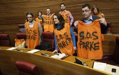 Diputados de Compromís y EU protestan en el hemiciclo de las Cortes.