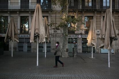 Terrazas cerradas este viernes en la plaza Universitat de Barcelona.