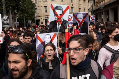 Protestantes marchan en Atenas, este jueves por la mañana, durante la huelga general convocada en Grecia.