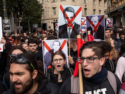 Protestantes marchan en Atenas, este jueves por la mañana, durante la huelga general convocada en Grecia.