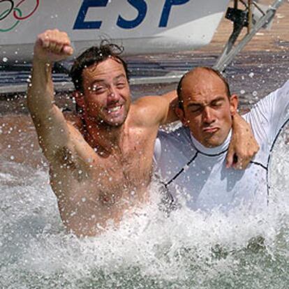 Iker Martínez (a la izquierda) y Xabi Fernández celebran con un remojón su triunfo.