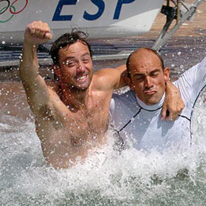 Iker Martínez (a la izquierda) y Xabi Fernández celebran con un remojón su triunfo.
