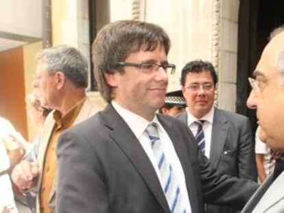 Carles Puigdemont, alcalde de Girona, saluda a Joaquim Nadal.