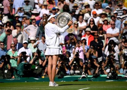 Rybakina posa con la bandeja de campeona, este sábado en Wimbledon.