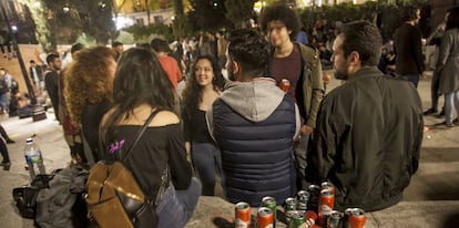 Grupo de jóvenes en la Plaza del Dos de Mayo, en Madrid.