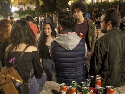 Grupo de jóvenes en la Plaza del Dos de Mayo, en Madrid. 