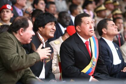 El presidente venezolano, Hugo Chávez , permanece junto a sus homólogos de Ecuador, Rafael Correa , de Nicaragua, Daniel Ortega, y de Bolivia, Evo Morales, el 24 de junio de 2009, durante el desfile militar para conmemorar el 188 Aniversario de la Batalla de Carabobo en esta ciudad venezolana, en el marco de la VI Cumbre Extraordinaria de la Alternativa Bolivariana para las Américas (ALBA).