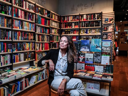 Ana Solanes, creadora del 'podcast' 'Familia de Libro' (Podium Podcast), en la librería La Central de Madrid.