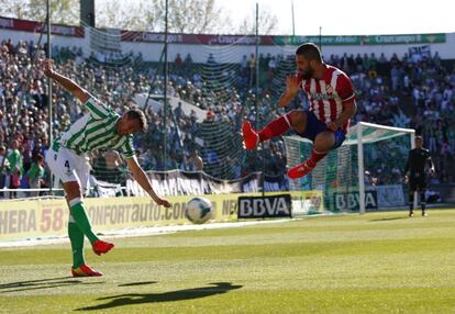 Amaya intenta despejar el balón ante Arda.