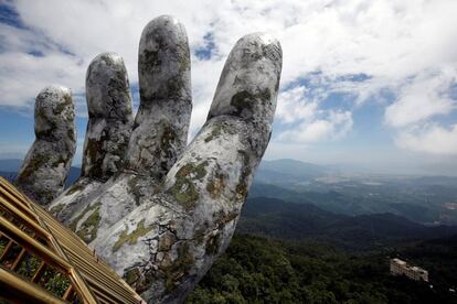 Una mano gigante en el Puente de Oro, cerca de la ciudad de Da Nang (Vietnam).