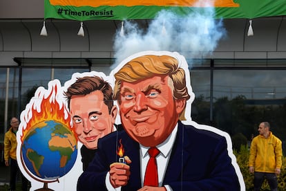 Activistas de Greenpeace protestan contra Trump y Musk, este miércoles en Praga.