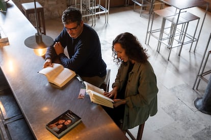 Antonio y Henar, una pareja que comparte la pasión por la lectura.