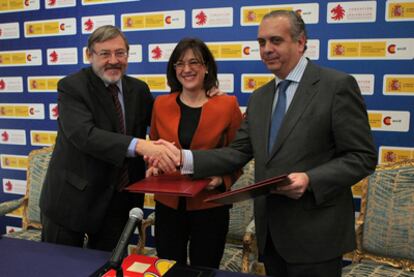 Soraya Rodríguez, Jaime Lissavetzky y José Luis Sáez en la firma del acuerdo.