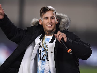 El rapero L-Gante, durante un concierto en el estadio Monumental de Buenos Aires, en octubre de 2021.