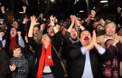 Simpatizantes del SPD alemán estallan en júbilo tras conocerse los resultados de las elecciones en la ciudad-Estado de Hamburgo.