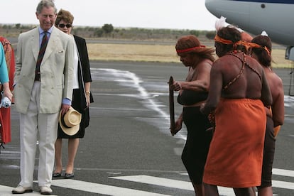 En sus viajes a ?frica elige trajes claros de hilo y sombreros Panam.?