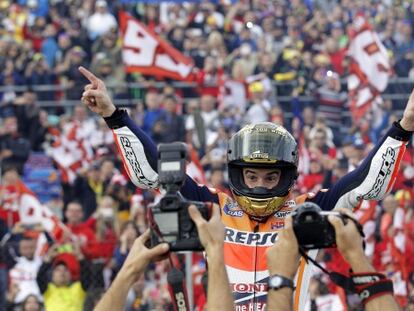 Marc Márquez celebra su triunfo en Cheste.