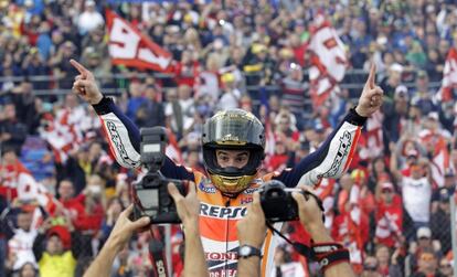 Marc Márquez celebra su triunfo en Cheste.