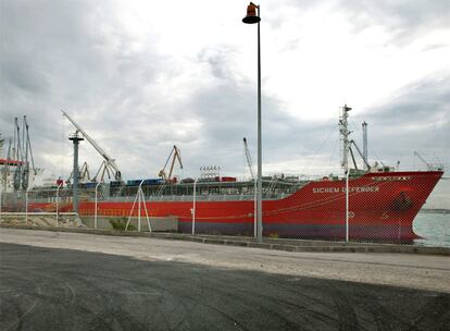 Primer barco en Tarragona que llevará agua con destino a Barcelona