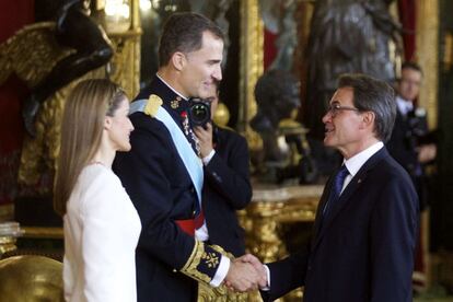 Saludan al presidente de la Generalitat Artur Mas (d), en la recepción a los representantes instucionales en el Palacio Real con motivo de la proclamación del rey.