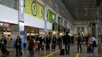 Interior de la T-2 del aeropuerto de El Prat.